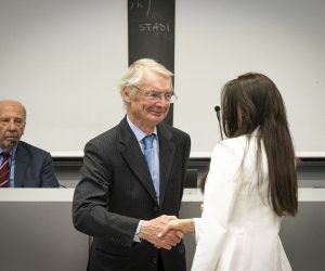 carlo ortolani stringe la mano a una studentessa premiata